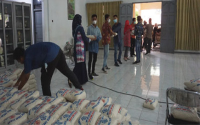 KELUARGA BESAR SMK TUNAS HARAPAN PATI BAGIKAN ZAKAT DI BEBERAPA DAERAH DI PATI