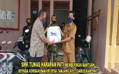 SMK Tunas Harapan Pati salurkan bantuan bencana banjir di sejumlah desa di Pati